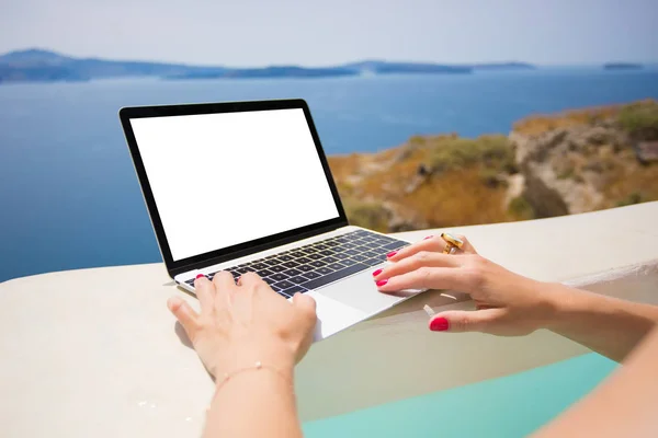 Женщина, работающая с ноутбуком, сидя в бассейне — стоковое фото