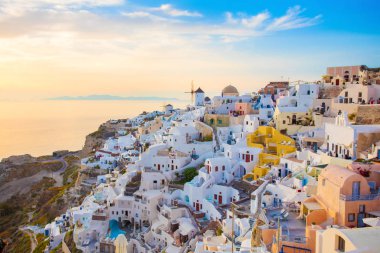 Santorini Island, Yunanistan renkli günbatımı