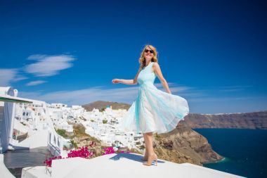 Santorini, Yunanistan tatil mutlu kadının