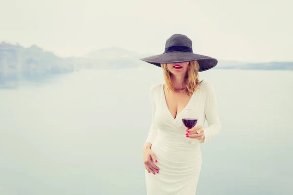 Žena si sklenici vína. Retro, vintage styl filtr. — Stock fotografie