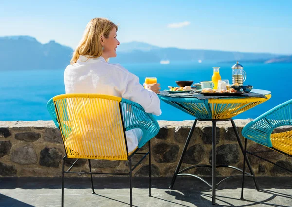 Mujer disfrutando de mañana de verano en terraza —  Fotos de Stock