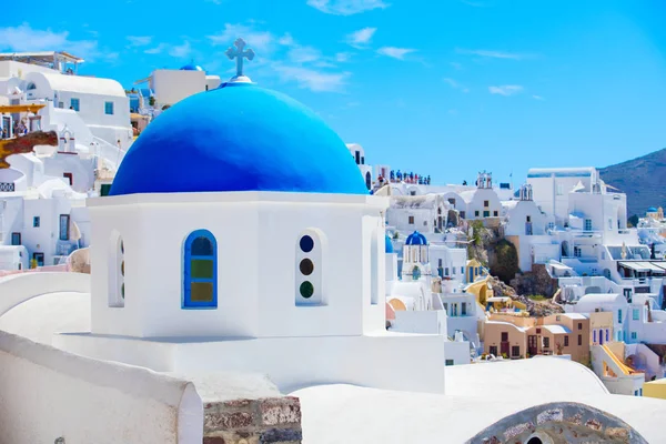 Een van de vele kerken in Santorini met blauwe dak — Stockfoto