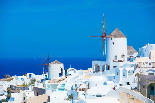 Moinhos de vento tradicionais de Santorini, Grécia — Fotografia de Stock