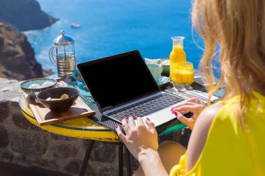 Bilgisayar ile açık havada çalışan kadın