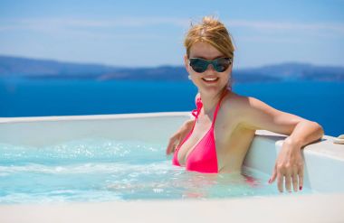 Havuzda dinlenen kadın