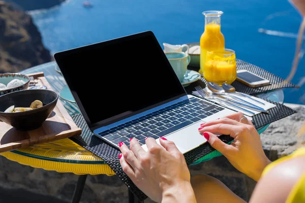 Laptop auf Tisch im Freien — Stockfoto
