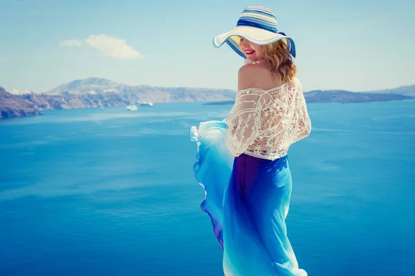 Žena v modré sukně u moře — Stock fotografie