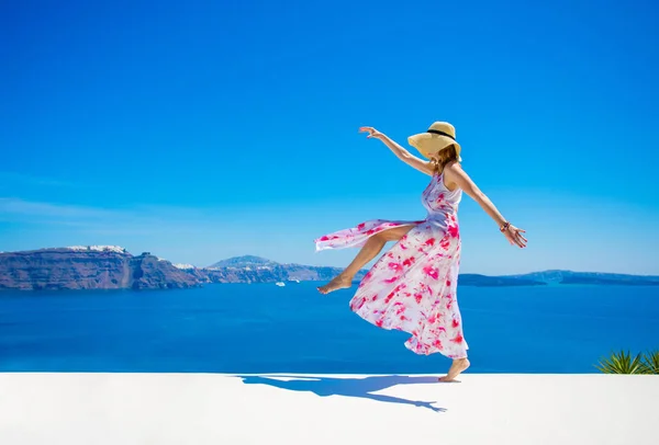 Bekymmerslöst glad kvinna som njuter av livet på sommaren — Stockfoto