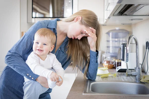 Mother in kitchen being tired — Stock Photo, Image