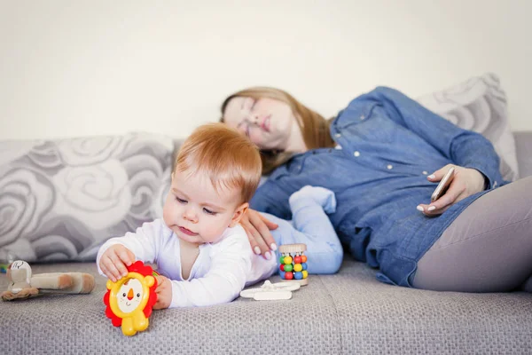 Esausto madre e bambino sul divano — Foto Stock