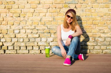 Yerde oturan hipster kadın