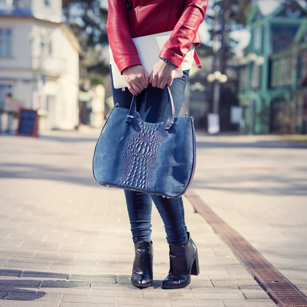 Stylische Frau mit Modetasche und Stiefeln steht auf der Straße — Stockfoto