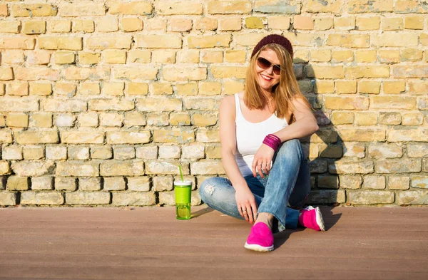 Wanita hipster duduk di tanah — Stok Foto