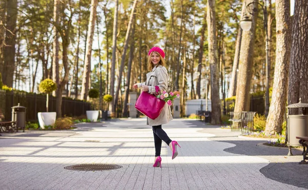 Parisian woman walking in park — Stock Photo, Image