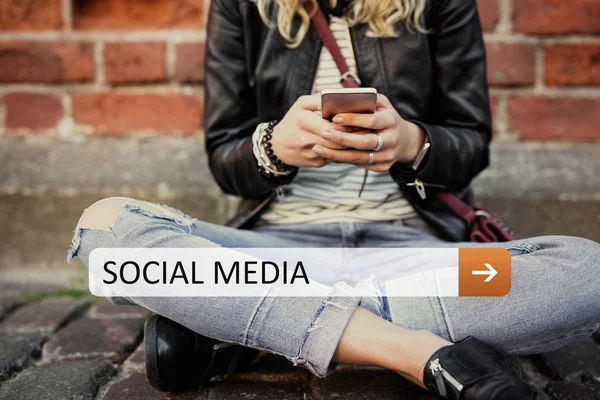 Mídia social no celular — Fotografia de Stock
