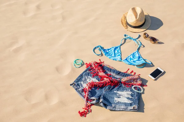 Lányok nyári ruhát ruhát homok — Stock Fotó