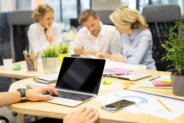 Människor som arbetar tillsammans i kontor med modern teknik — Stockfoto