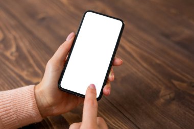 Cep telefonu kullanan bir kadın. Boş beyaz ekranlı akıllı telefon modeli.