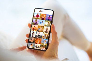 Sosyal medyada paylaşılan birinin fotoğraf galerisine bakan kişi.