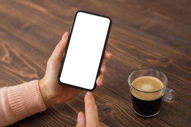 Cep telefonu kullanan bir kadın. Boş beyaz ekranlı akıllı telefon modeli.