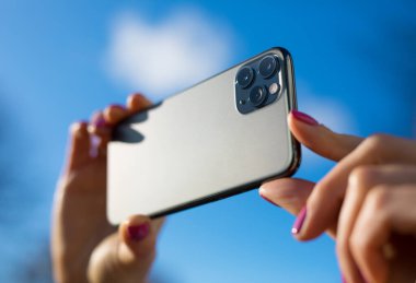 El ele tutuşan kişi modern akıllı telefon.