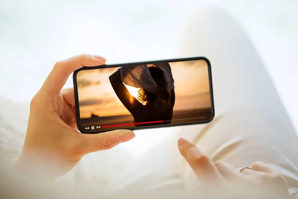 Женщина Смотрит Видео Мобильном Телефоне — стоковое фото