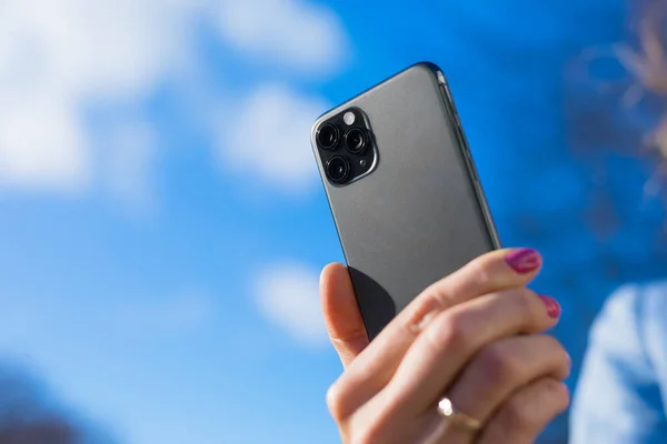 Persoon Met Moderne Smartphone Met Triple Lens Camera — Stockfoto