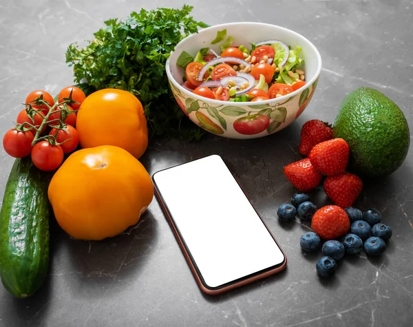 Smartphone Mit Weißem Leeren Bildschirm Auf Einem Küchentisch Umgeben Von — Stockfoto