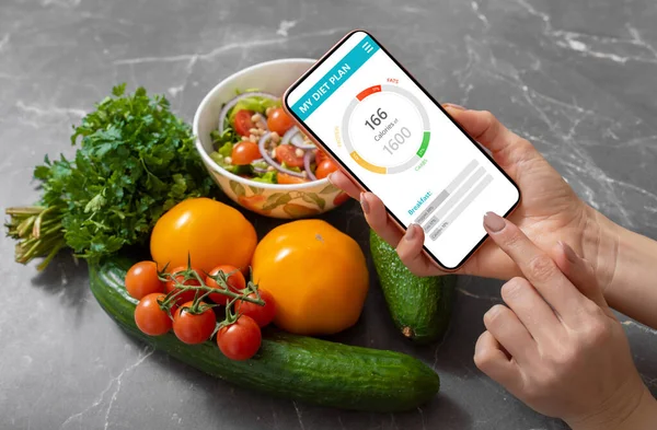 Frau Nutzt Diät App Ernährungsfaktoren Und Kalorien Ihrem Essen Verfolgen — Stockfoto