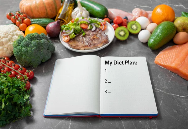 Journal Med Diet Plan Ett Köksbord Omgiven Hälsosamma Produkter Bantningskoncept — Stockfoto