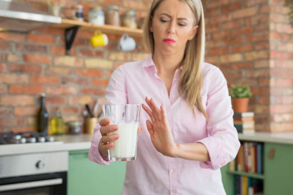 Donna Non Può Bere Latte Causa Dell Intolleranza Lattosio — Foto Stock