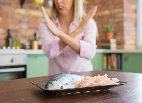 Donna Non Può Mangiare Pesce Frutti Mare Causa Della Sua — Foto Stock