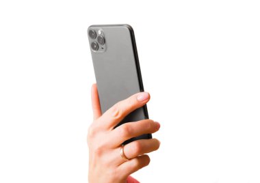 Akıllı telefonu olan kişi, beyaz arkaplanda izole edilmiş fotoğraf.