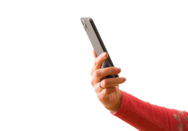 Elinde cep telefonu olan kişi, beyaz arka planda izole edilmiş bir fotoğraf.