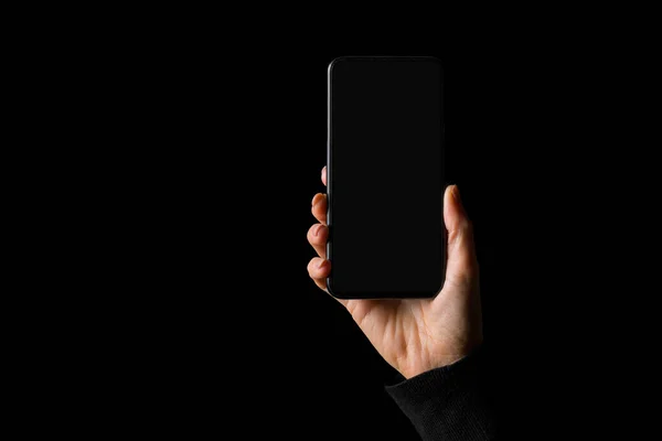 Elinde Akıllı Telefon Tutan Kişi Siyah Arka Planda Izole Edilmiş — Stok fotoğraf