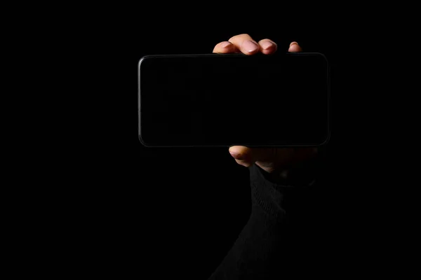 Elinde Boş Ekranı Olan Akıllı Telefonu Tutan Kişi Siyah Arkaplanda — Stok fotoğraf