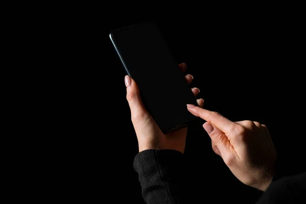 Osoba Trzymająca Się Ręce Korzystająca Telefonu Komórkowego Pustym Ekranem Zdjęcie — Zdjęcie stockowe