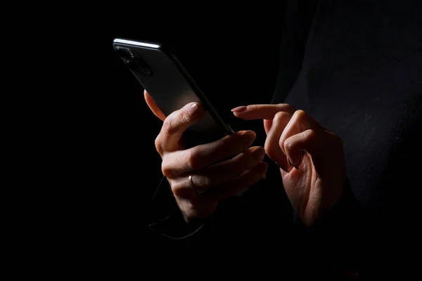 Ele Tutuşan Cep Telefonunda Yazan Kişi Siyah Arkaplanda Izole Edilmiş — Stok fotoğraf