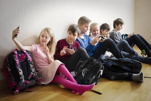 Портрет Веселых Девочек Мальчиков Играющих Телефонами — стоковое фото