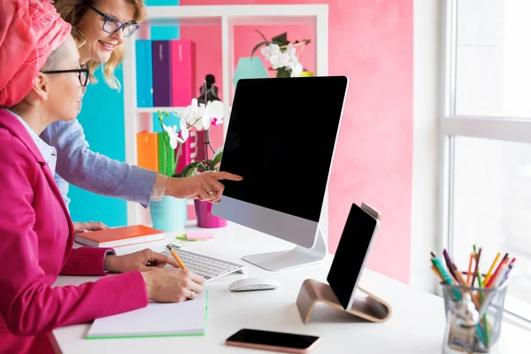Ofiste Birlikte Çalışan Iki Kadın Bilgisayar Ekranında Bir Şeye Bakıyor — Stok fotoğraf
