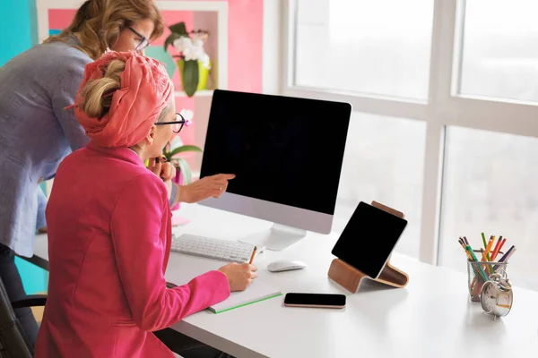 Duas Colegas Trabalhando Escritório Olhando Para Tela Computador — Fotografia de Stock