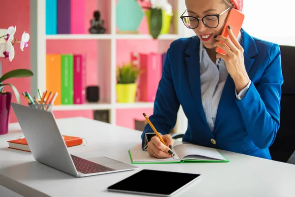 Kvinnan Pratar Telefon Och Antecknar Kontoret — Stockfoto