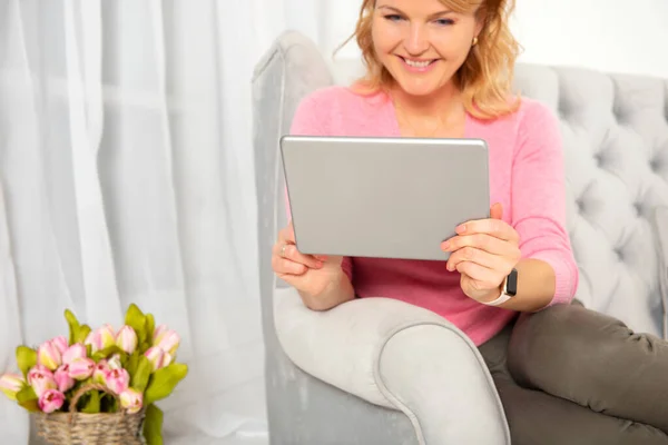 Vrouw Die Digitale Tablet Gebruikt Terwijl Thuis Bank Zit — Stockfoto