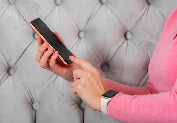 Frau Benutzt Handy Und Berührt Etwas Mit Dem Finger Auf — Stockfoto