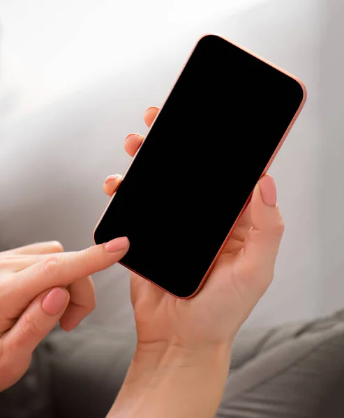 Pessoa Segurando Telefone Celular Com Tela Preta Branco Nas Mãos — Fotografia de Stock