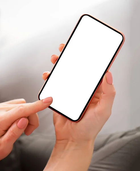 Pessoa Segurando Smartphone Com Tela Branco Nas Mãos — Fotografia de Stock