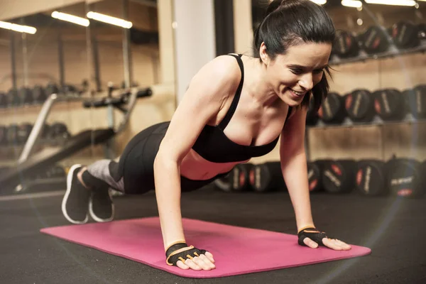 Sporty Young Woman Making Push Ups Gym — Stock Photo, Image
