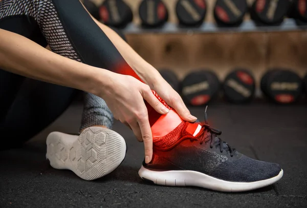 Mujer Con Lesión Tobillo Gimnasio — Foto de Stock