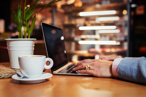 Persona Creativa Que Trabaja Ordenador Portátil Cafetería —  Fotos de Stock