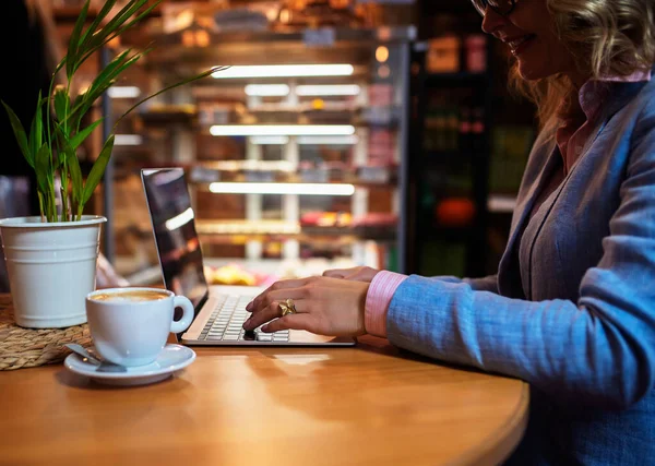 Obchodní Žena Pracuje Notebooku Zatímco Sedí Kavárně — Stock fotografie